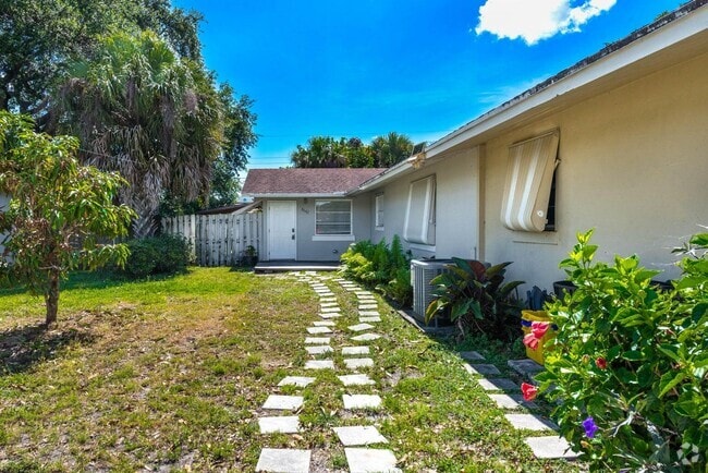 Building Photo - 8642 Sunset Dr Rental