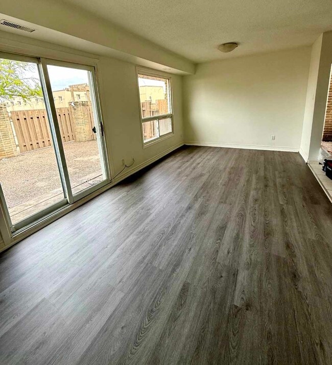 Building Photo - Large 3 Bedroom Townhouse Available Unit 42