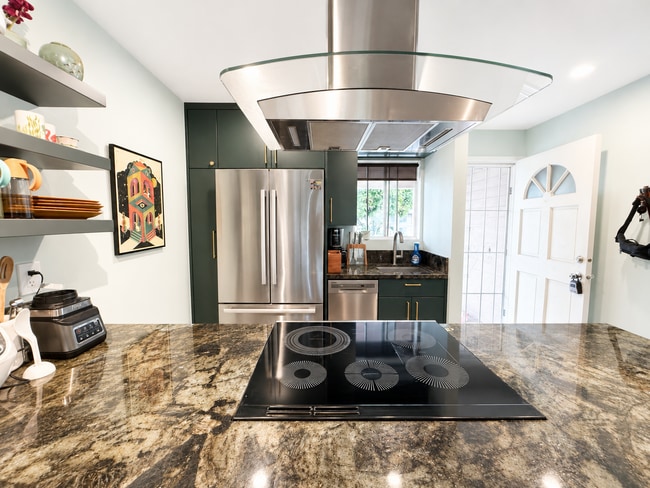 Building Photo - Furnished Pet Friendly 2/2 Central Location Unit 29-203
