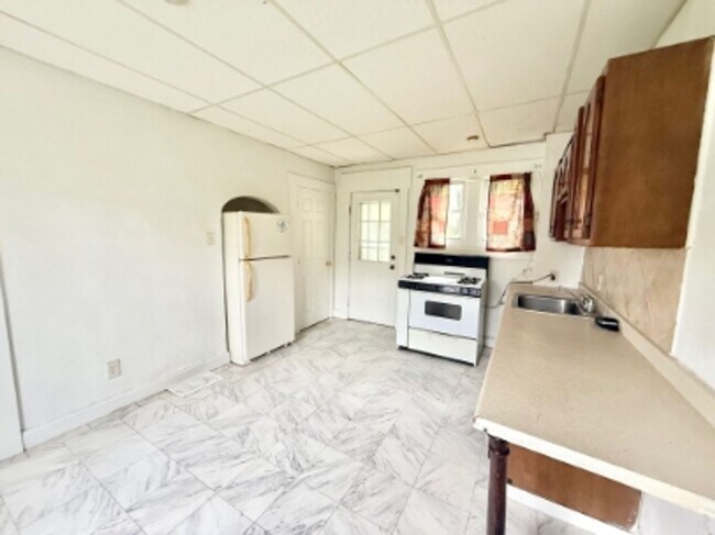 Photo - 877 Vankirk St