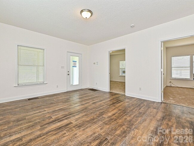Photo - 610 N Pear St
