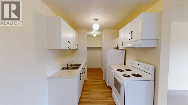 Photo - 9515-9100 100 Ave.