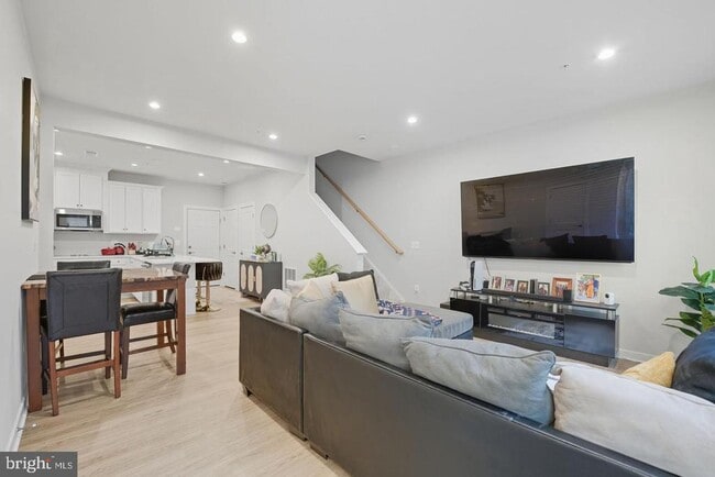 707 Thomas Ln