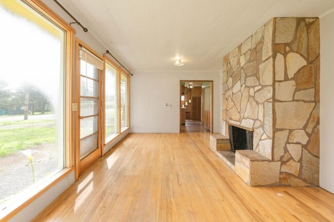 Photo - Quaint, inviting 4-bdrm/2-bath home in Cloverdale. Serene living, huge yard, covered patio