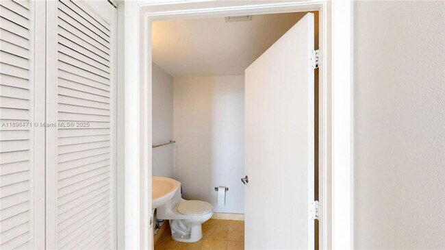 Photo - 6365 Collins Ave Unidad 2904