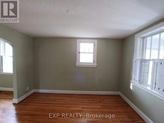 Photo - 162 Woodroffe Ave