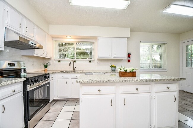 Building Photo - 16823 Cobble Ridge Dr