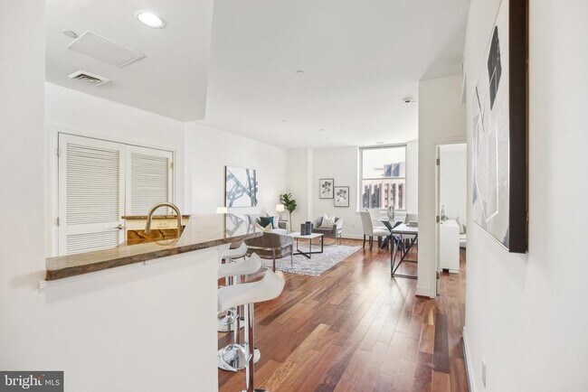 Building Photo - 1600 Arch St Unit 1801 Rental