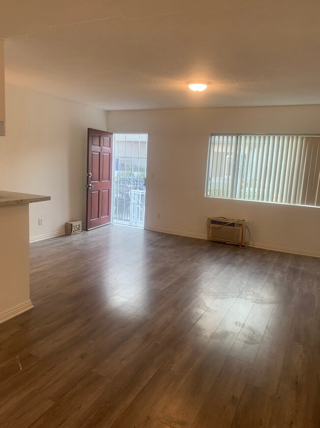 Living room - 1812 N Mariposa Ave Apartamentos