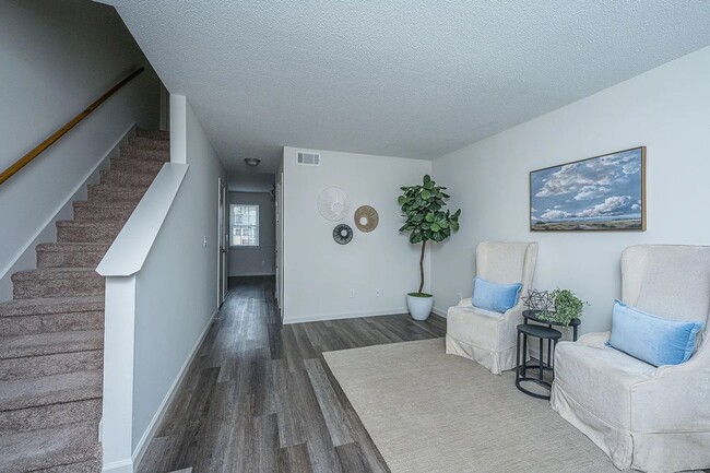 Building Photo - 2 Bedroom 1.5 Bath Townhouse in Briarwood - Summerville