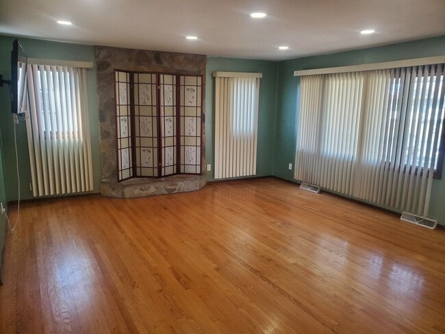 Photo - Spacious 3 Bedroom Single Family