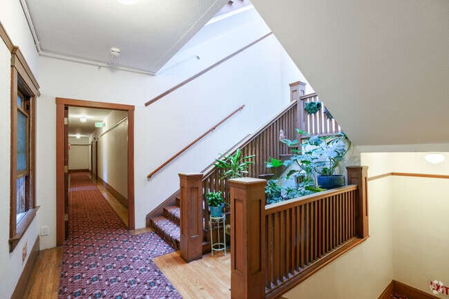 Pasillo - California Apartments