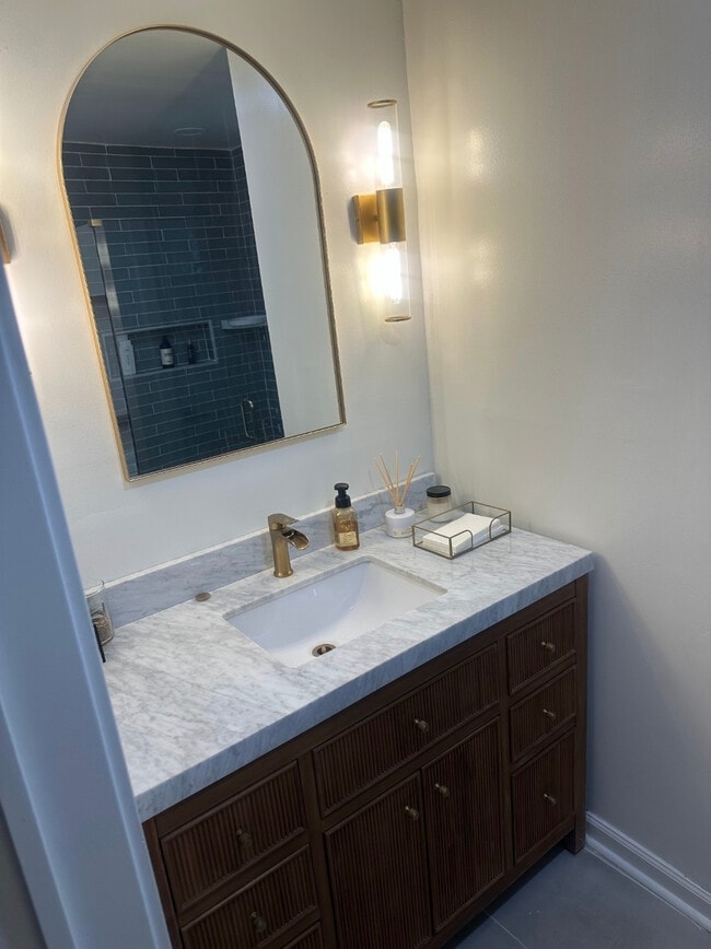 Photo - Room in Apartment on Rockcliff Rd SE