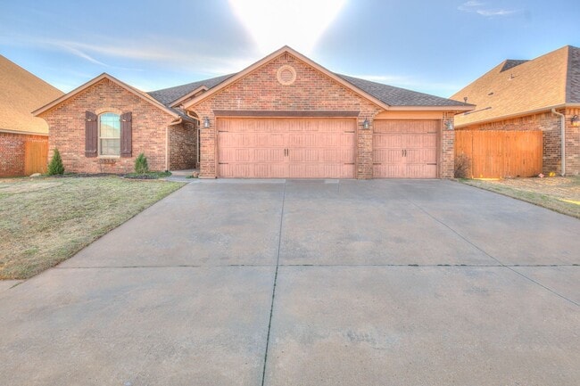 Photo - Yes! 3 car garage!