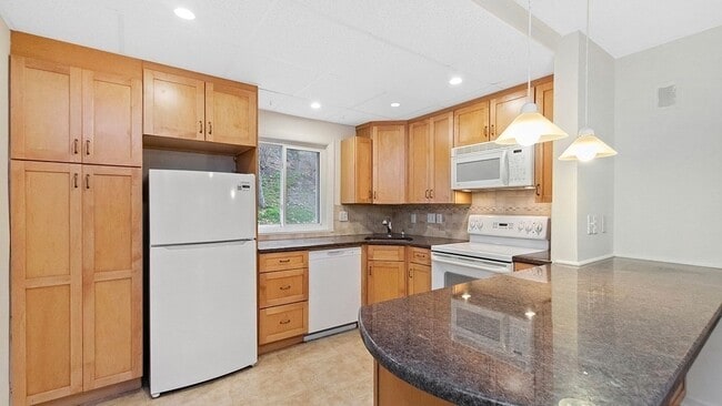 Building Photo - 60 Lionel Ave Unit B Rental