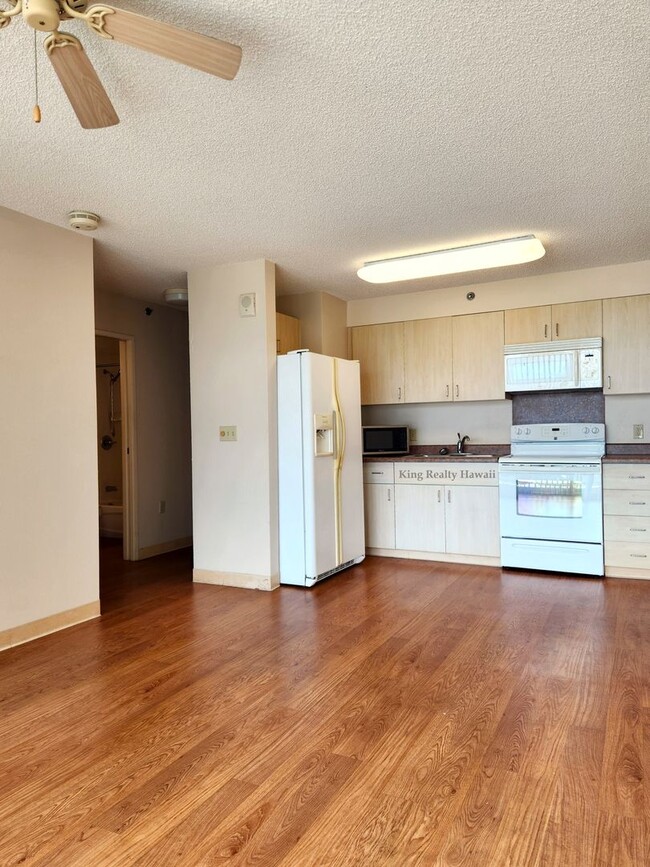 Building Photo - **CLEAN 1 bedroom / 1 bath , w/ W/D, A/C,&... Unit 1006 Rental