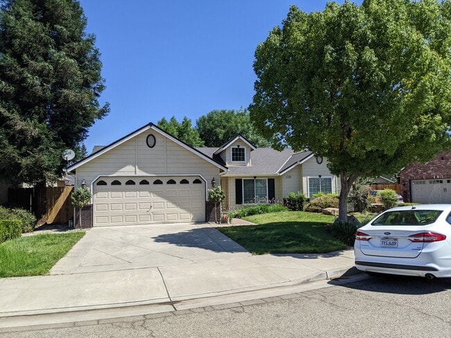 Building Photo - Wonderful home close to Clovis North and Copper River offering a large backyard, updated fixtures...
