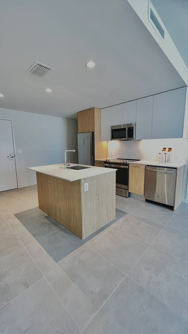 Photo - 73 NW 30th St Unit B2