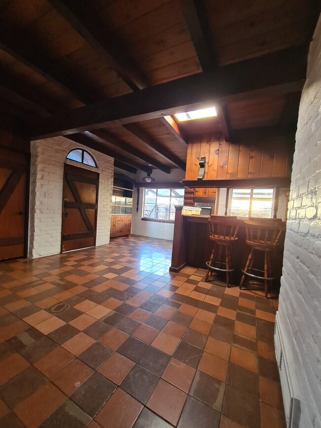 Photo - 1302 E Roger Rd