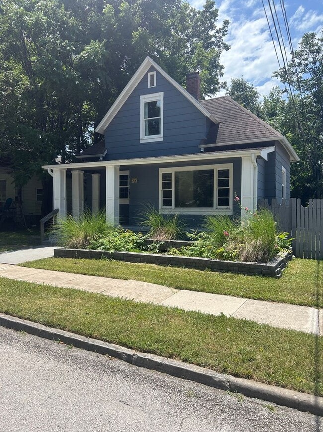 Building Photo - Updated House Near Campus!