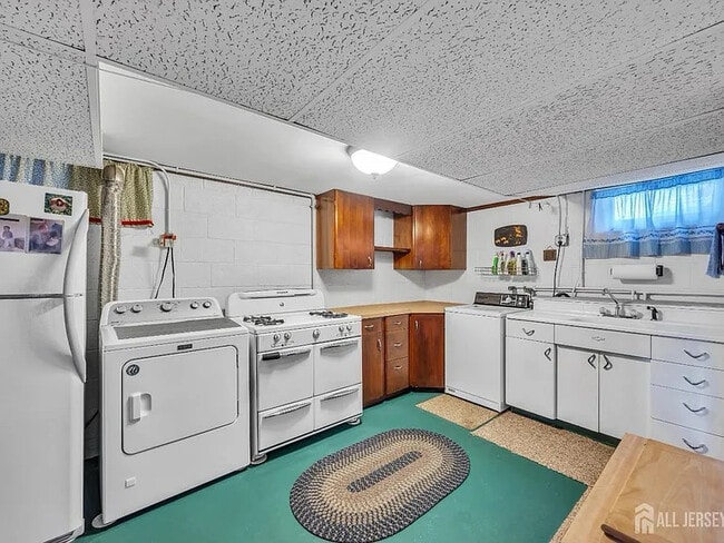 Photo - 143 Safran Ave