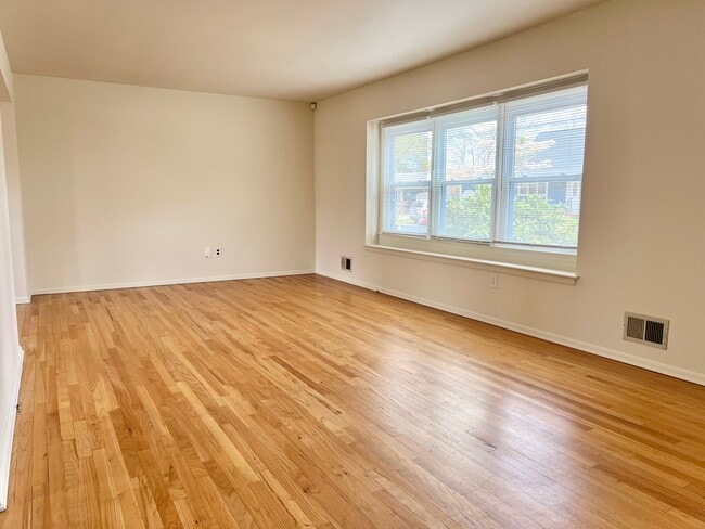 Photo - 944 Longboat Ave