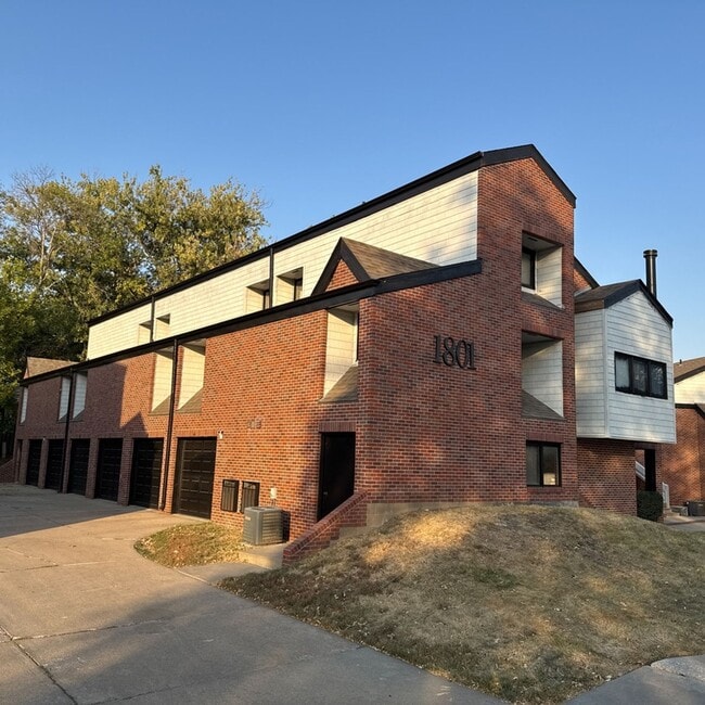 Photo - Luxurious 2-Bedroom Apartments with Modern... Unit 4