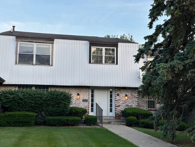 Building Photo - 31120 Hunters Dr Unit uppr