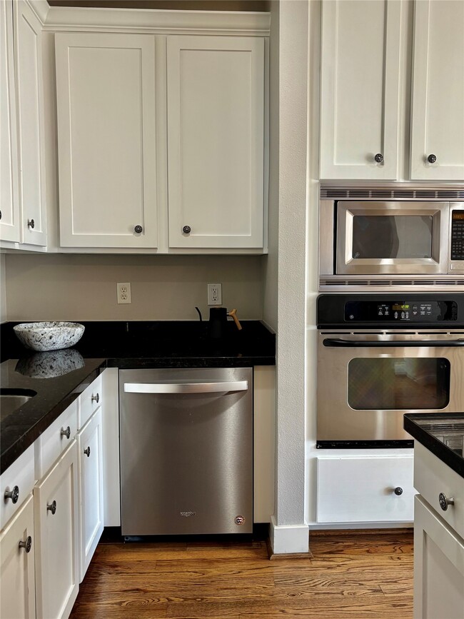 Building Photo - 919 W 15th St