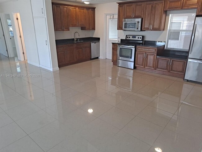 Photo - 335 SW 18th Ave