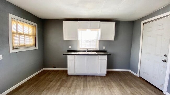 Photo - 2422 E 10th St