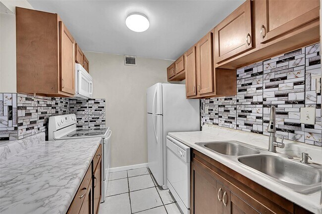 Photo - 11607 NW 29th St Unit 3b