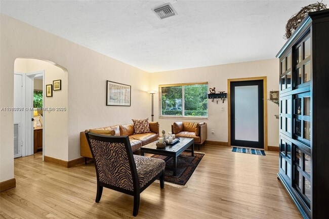 Photo - 2431 Overbrook St