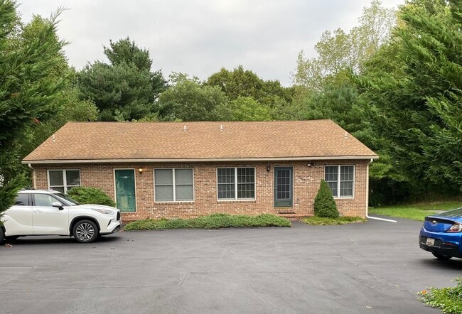 Step inside. 3 levels of new kitchen, bath, flooring, etc - 104 E Poplar St Unidad 104