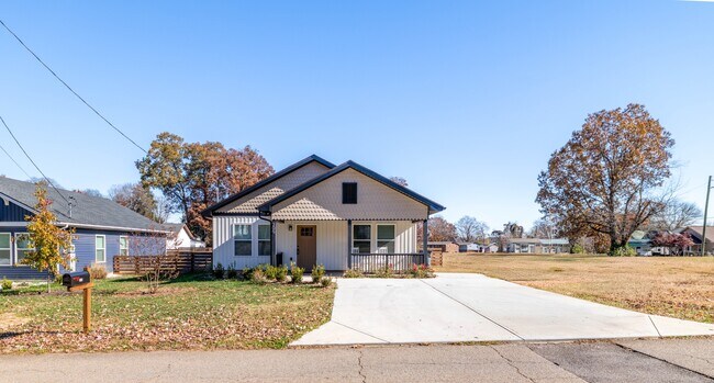 Photo - 205 Kingwood Rd