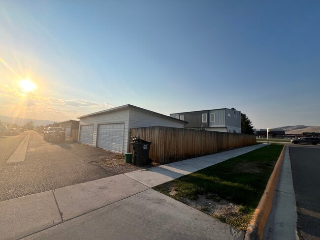 Photo - 4715 Siren Rd