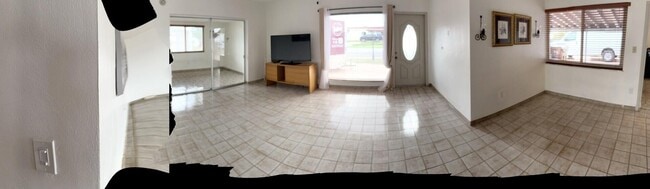 Photo - 957 W 67th St