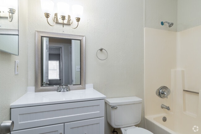 2BR, 1BA - 870SF2 - Baño
