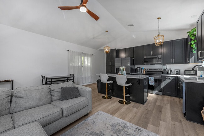 Photo - 208 E Yonge St