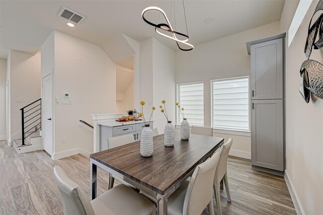 Photo - 2905 Nagle St