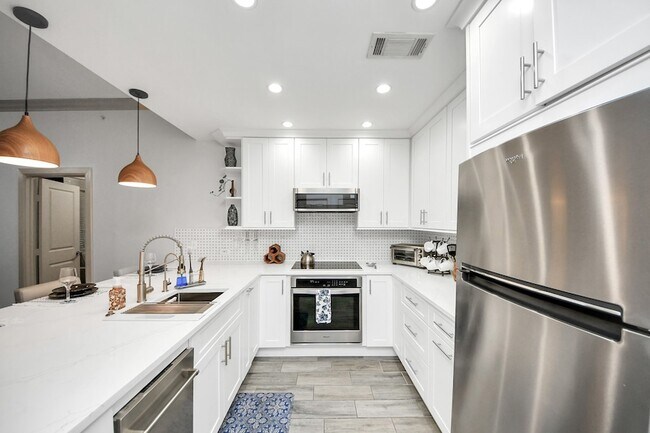 1900 Genesee St Unit 204