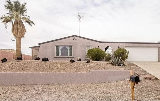 Building Photo - 3 Bedroom Home, 2 Bath, Furnished