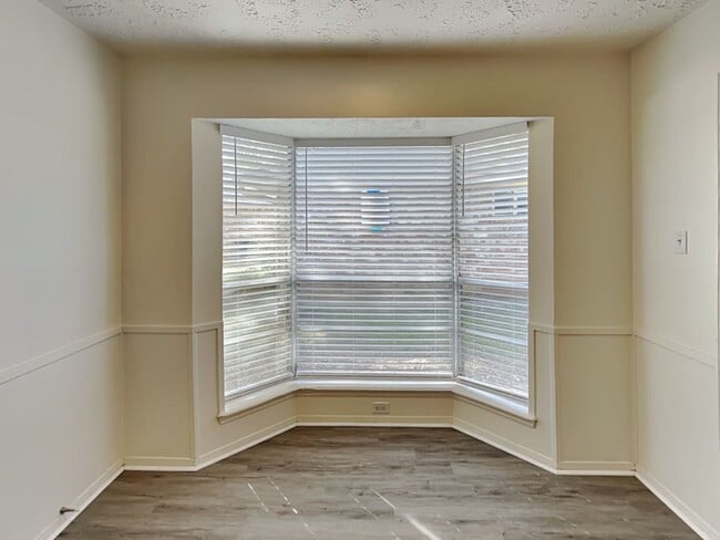 Photo - 4806 Lost Oak Dr