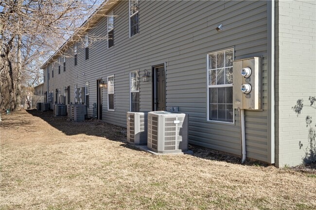 Building Photo - 884 W Holly St