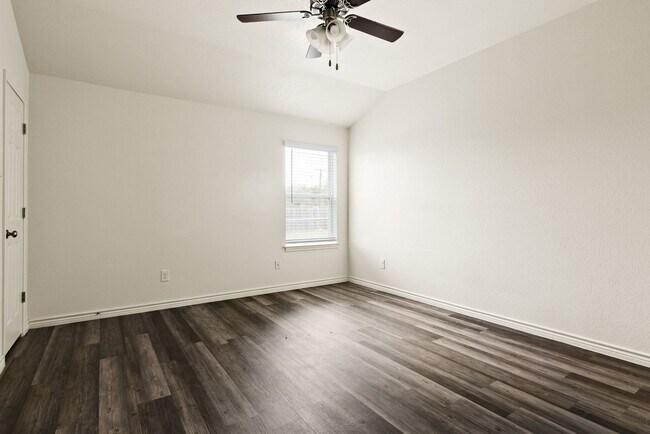 Photo - 922 Industrial Ave