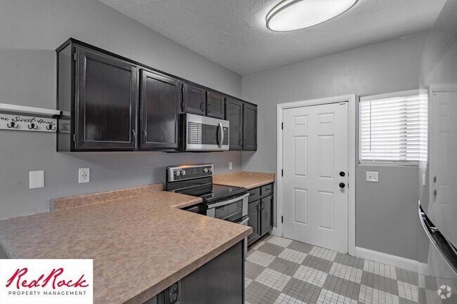 Building Photo - Lovely 2 Bedroom Condo. Pet Friendly! Unit H2
