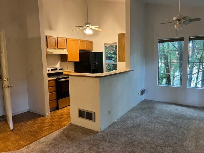 Building Photo - Convenient East Bremerton Condo Unit E203