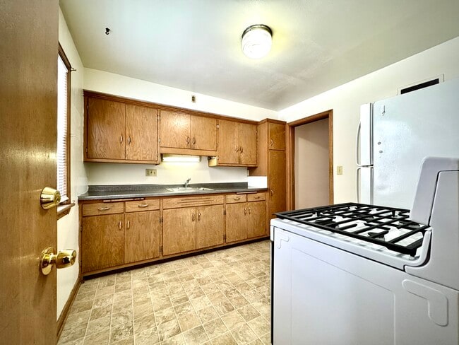 Photo - 608 N 90th St