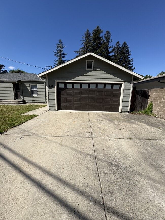 Photo - 401 Ainsley Ave