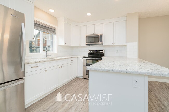 Photo - 1005-1005 Graydon Hill Blvd SW